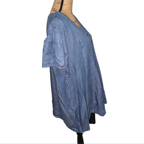Club Z Collection Blue Chambray V Neck Pintuck Button Front Tunic Top Plus Sz 2X - Picture 2 of 7